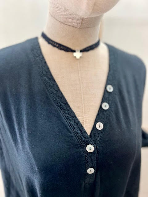 Camiseta Básica Botones Ribete Negro