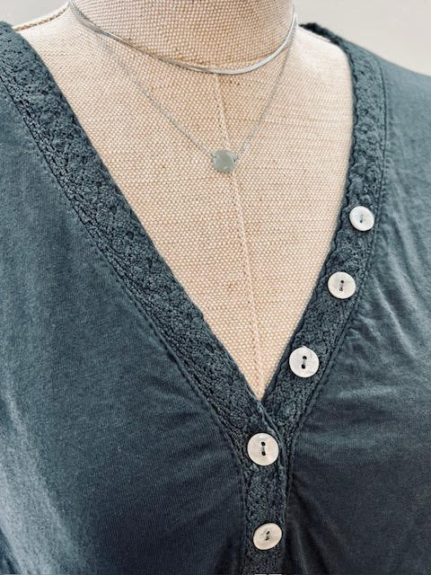 Camiseta Básica Botones Ribete Gris