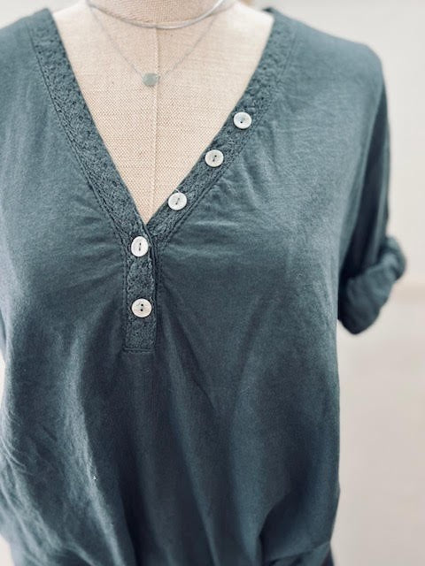 Camiseta Básica Botones Ribete Gris