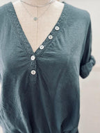 Camiseta Básica Botones Ribete Gris