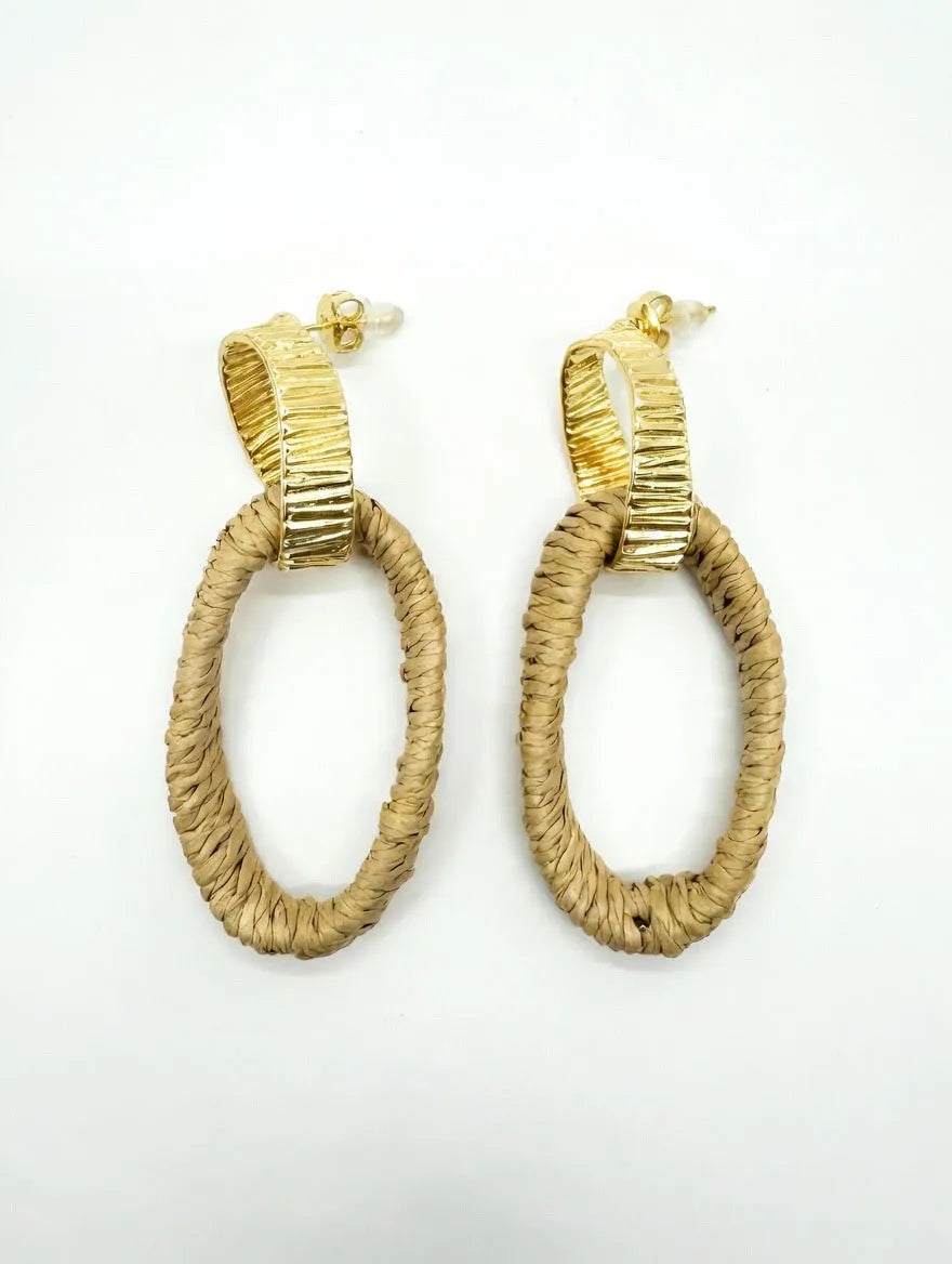Aretes Ovalados Rafia y Metal Dorados