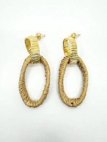 Aretes Ovalados Rafia y Metal Dorados