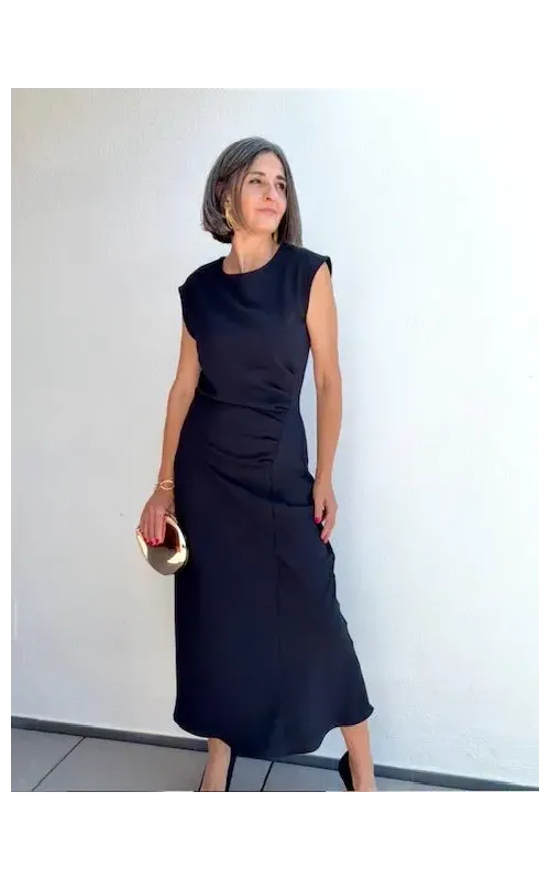 Vestido Negro Midi con Detalle Frontal