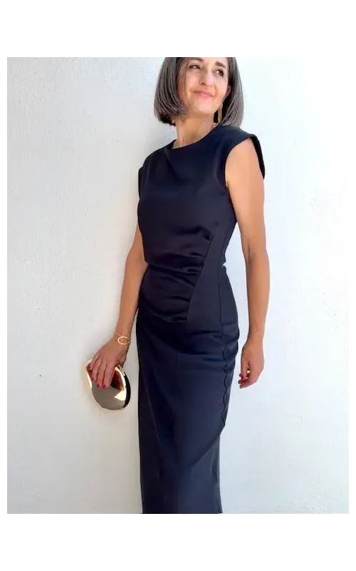 Vestido Negro Midi con Detalle Frontal