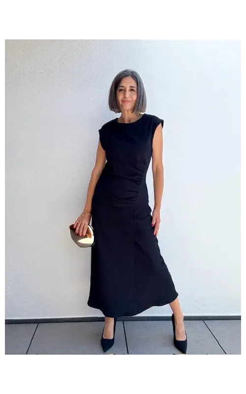 Vestido Negro Midi con Detalle Frontal