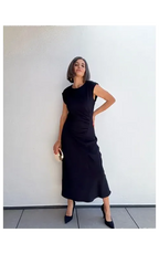 Vestido Negro Midi con Detalle Frontal