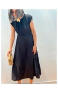 Vestido Negro Midi con Detalle Frontal