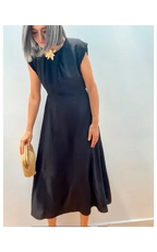 Vestido Negro Midi con Detalle Frontal