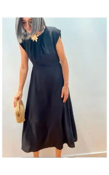 Vestido Negro Midi con Detalle Frontal