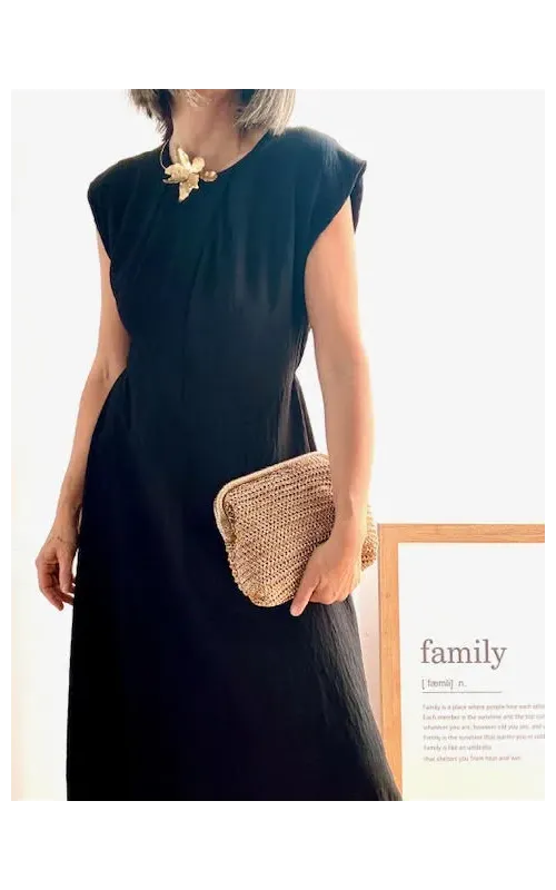 Vestido Negro Midi con Detalle Frontal
