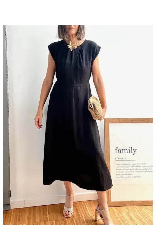 Vestido Negro Midi con Detalle Frontal