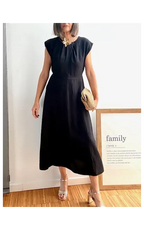 Vestido Negro Midi con Detalle Frontal