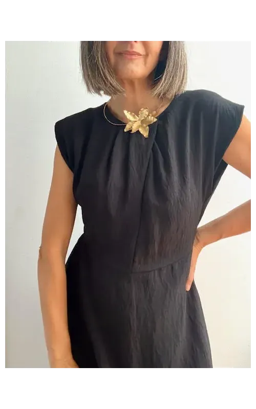 Vestido Negro Midi con Detalle Frontal