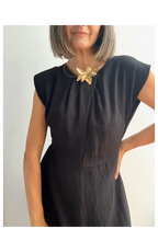 Vestido Negro Midi con Detalle Frontal