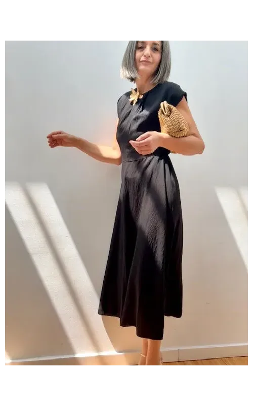 Vestido Negro Midi con Detalle Frontal