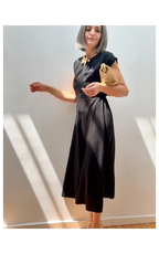 Vestido Negro Midi con Detalle Frontal