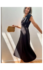 Vestido Negro Midi con Detalle Frontal
