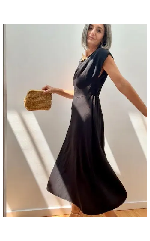 Vestido Negro Midi con Detalle Frontal