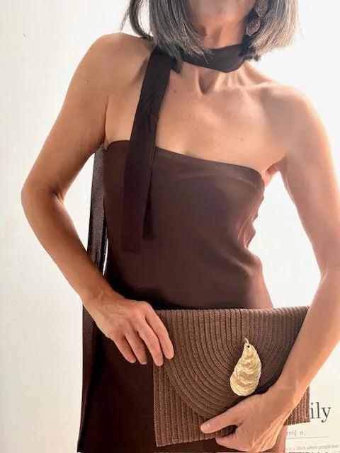 Bolso Cartera Tejido con Adorno Dorado Mate Marrón
