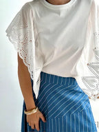 Camiseta Blanca con Mangas de Encaje
