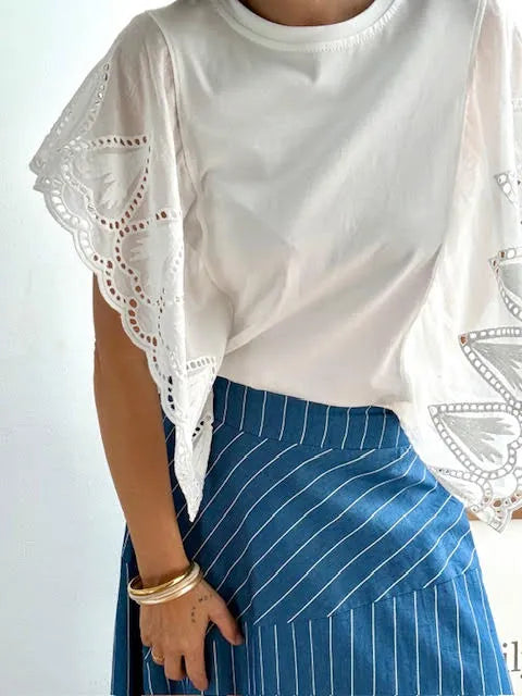 Camiseta Blanca con Mangas de Encaje