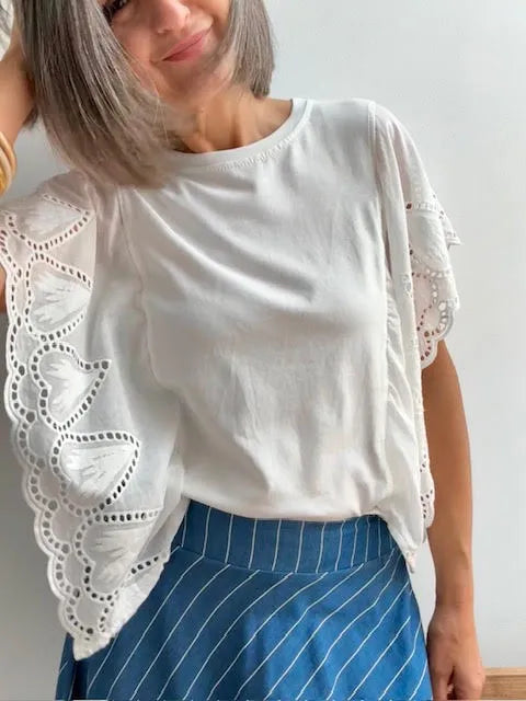 Camiseta Blanca con Mangas de Encaje