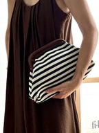 Clutch Rayas Negra
