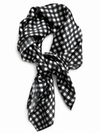 Pañuelo Estampando Vichy blanco y negro.