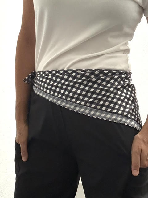 Pañuelo Estampando Vichy blanco y negro.