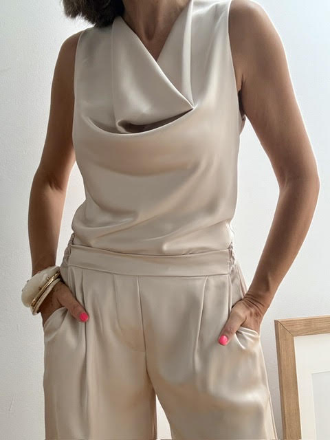Top Satinado con Escote Drapeado Beige